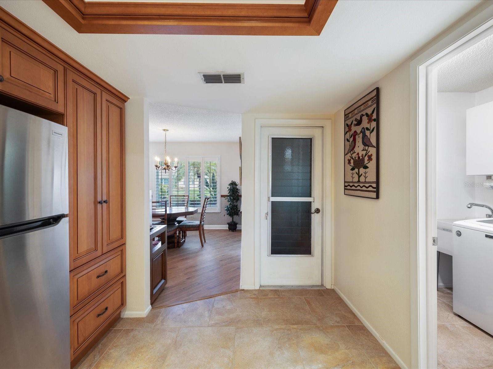 Listing photo id 18 for 984 Gillespie Drive