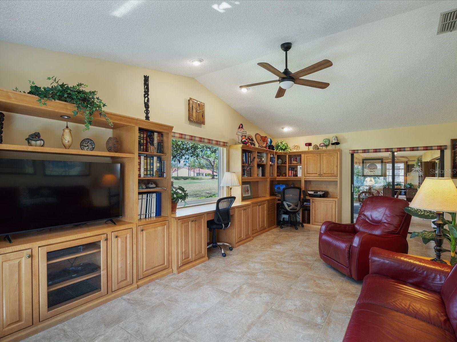 Listing photo id 29 for 984 Gillespie Drive