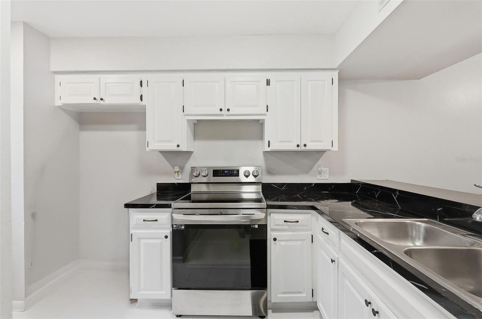 Image 9 of 89 For 16143 Rambling Vine Drive E