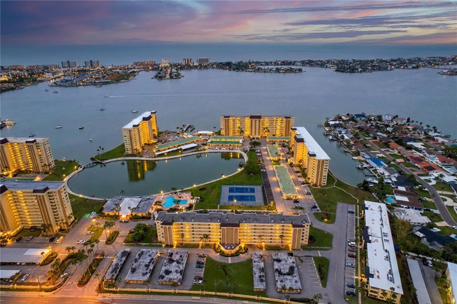 Image 44 of 54 For 4650 Cove Circle 209