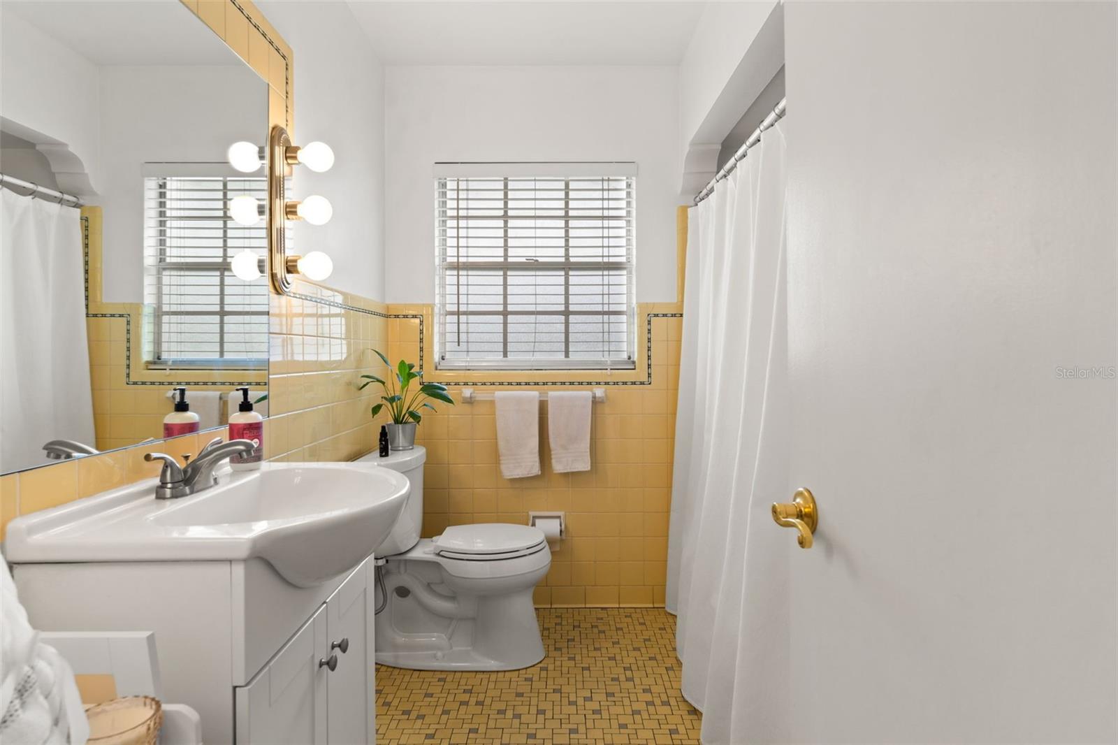 Image 32 of 58 For 1202 Coral Street