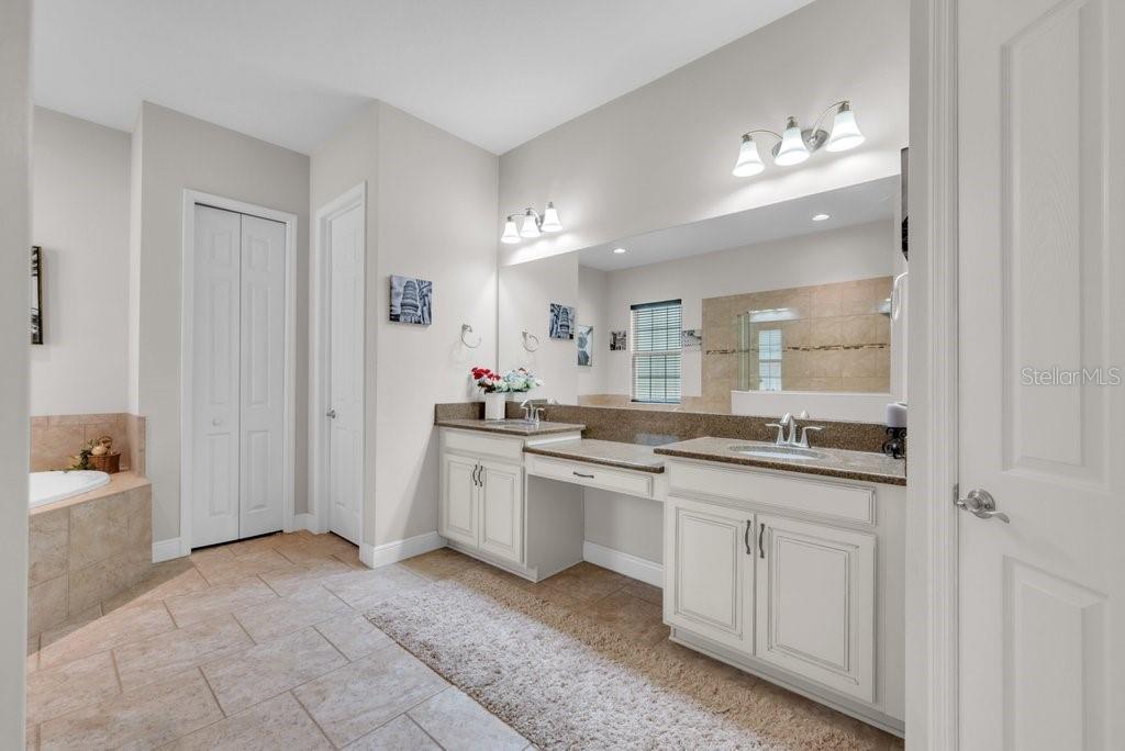 Listing photo id 21 for 6002 Watercolor Drive