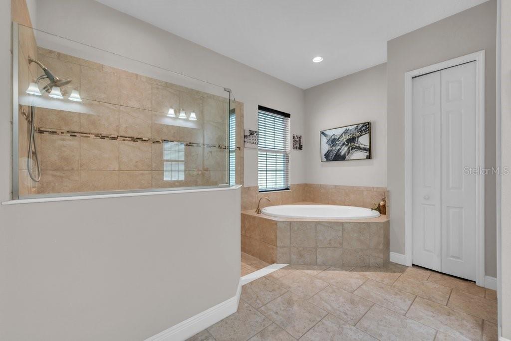 Listing photo id 23 for 6002 Watercolor Drive