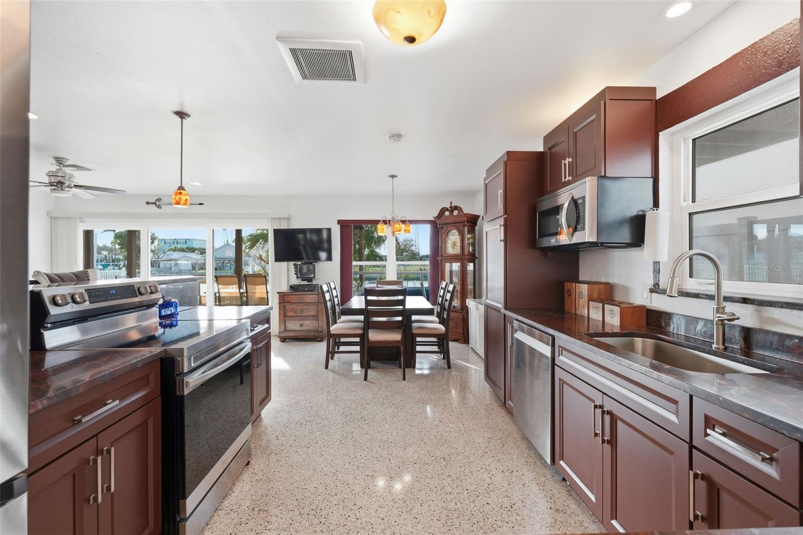 Image 12 of 48 For 532 Crystal Drive