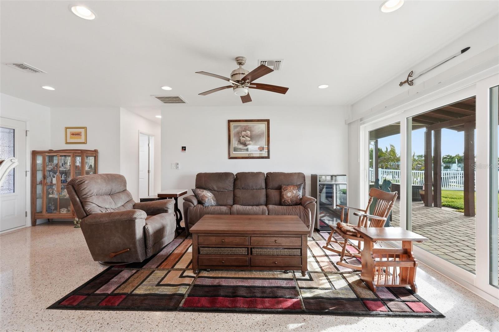 Image 4 of 48 For 532 Crystal Drive