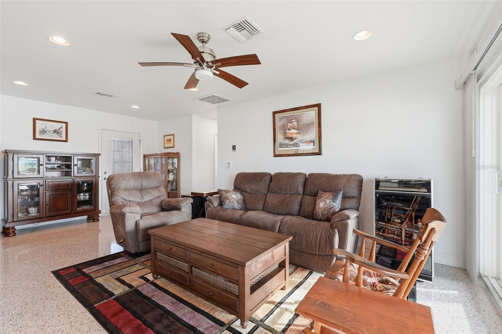 Image 5 of 48 For 532 Crystal Drive