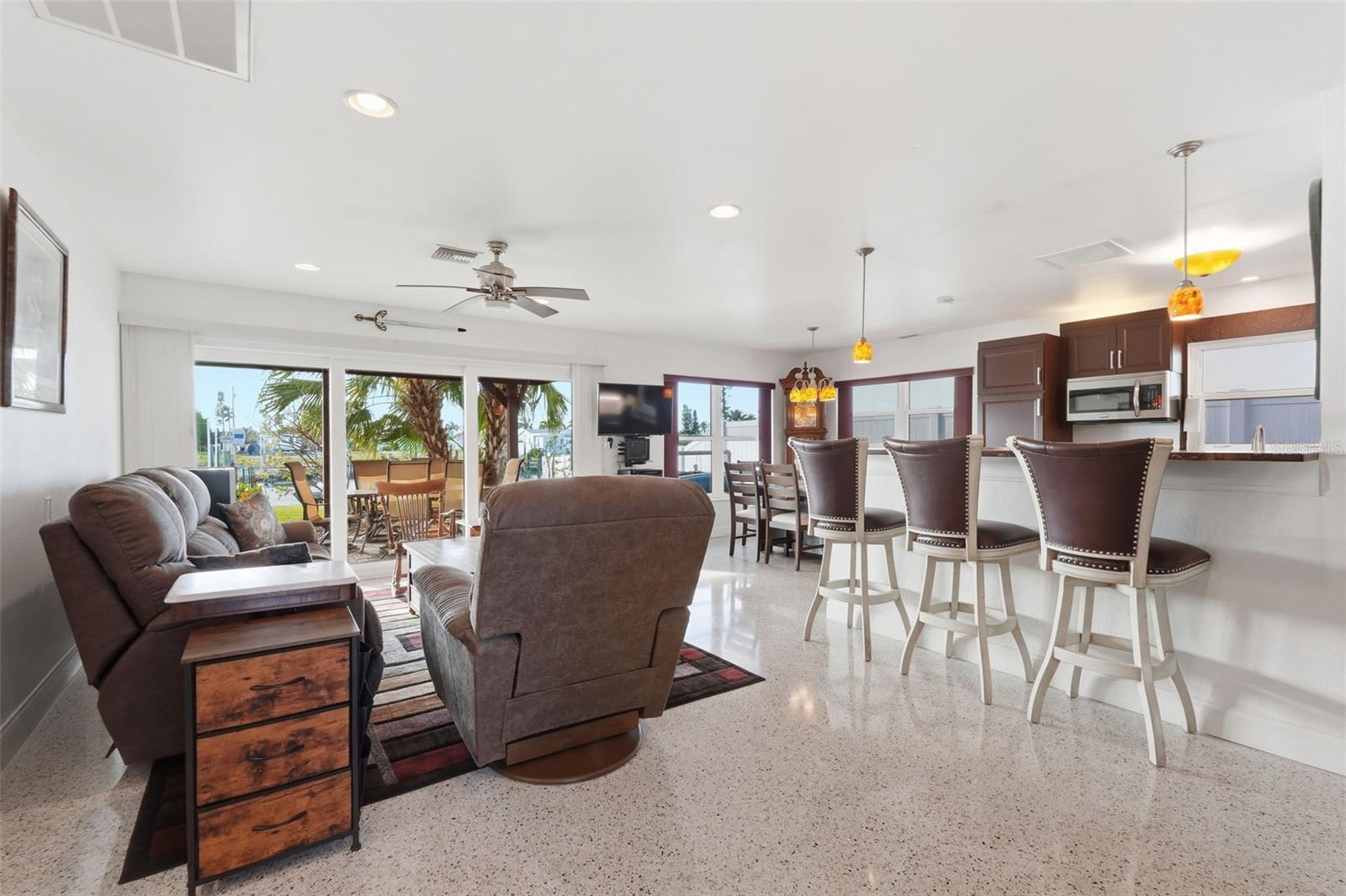 Image 6 of 48 For 532 Crystal Drive