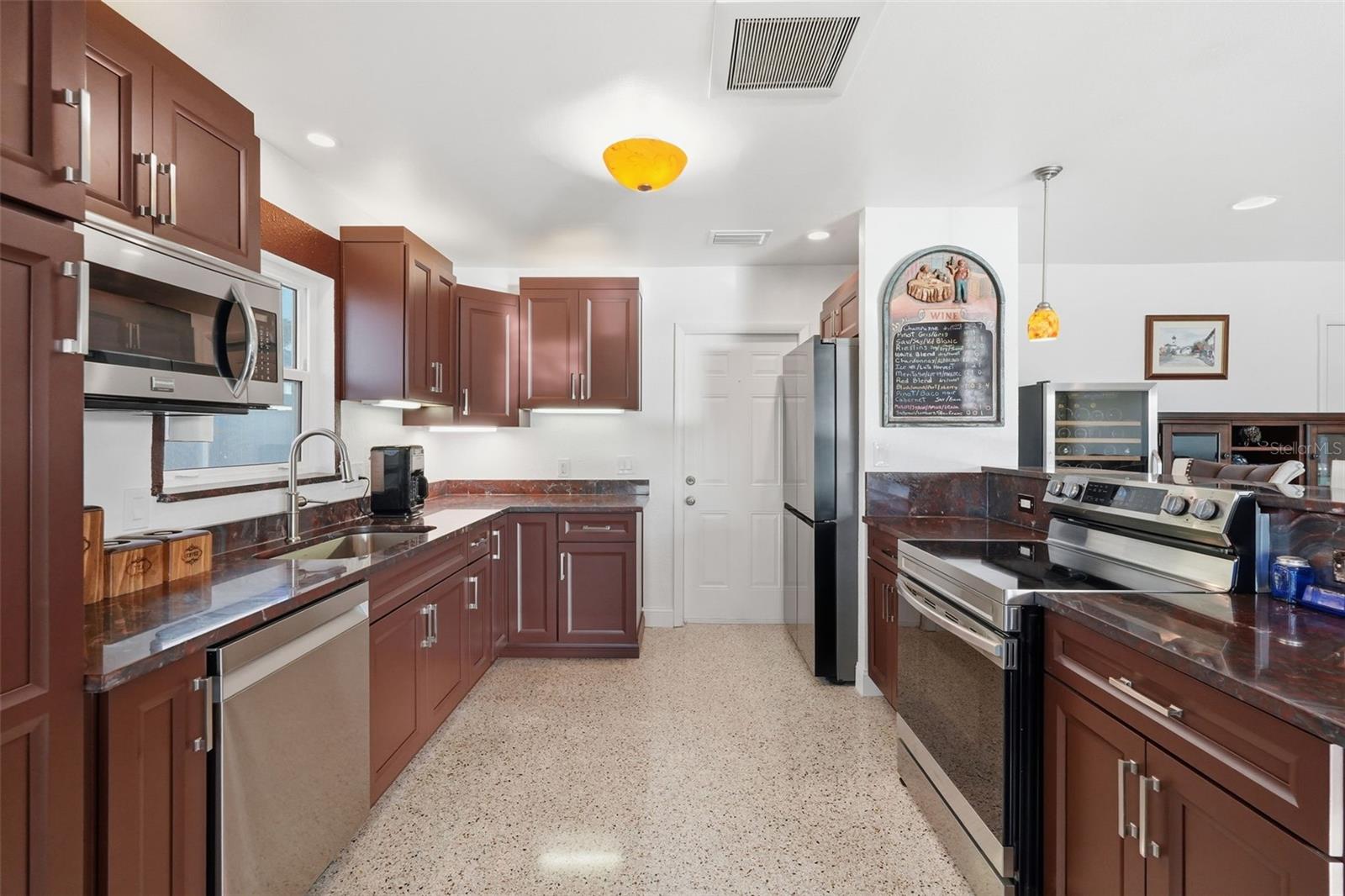 Image 9 of 48 For 532 Crystal Drive