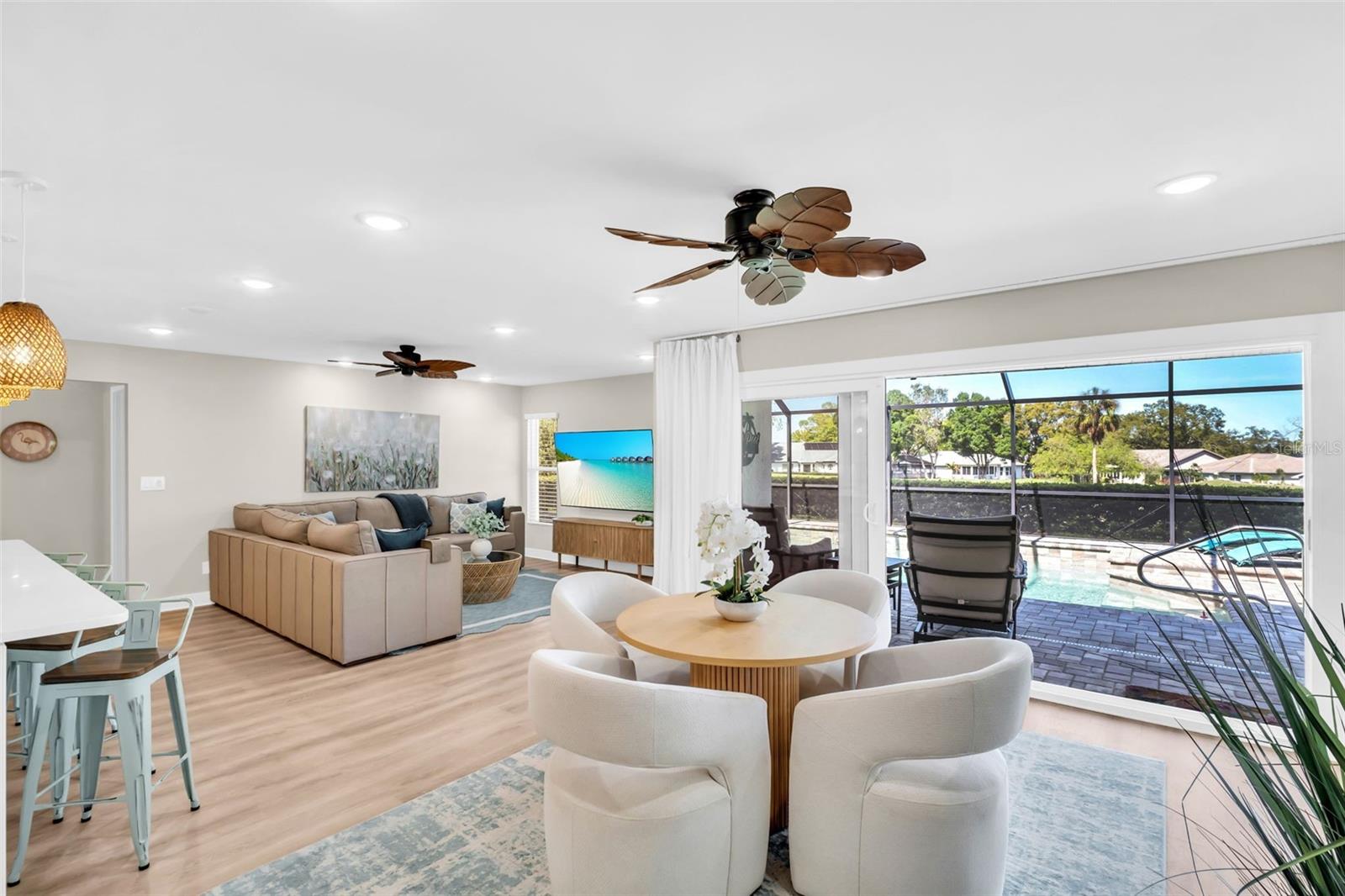 Listing photo id 8 for 1369 Gillespie Drive N