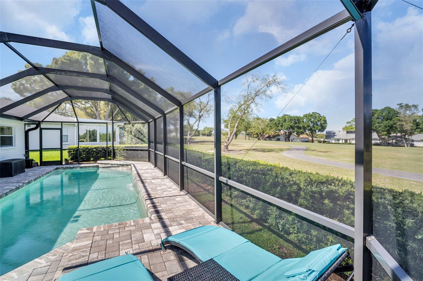 Listing photo id 12 for 1369 Gillespie Drive N