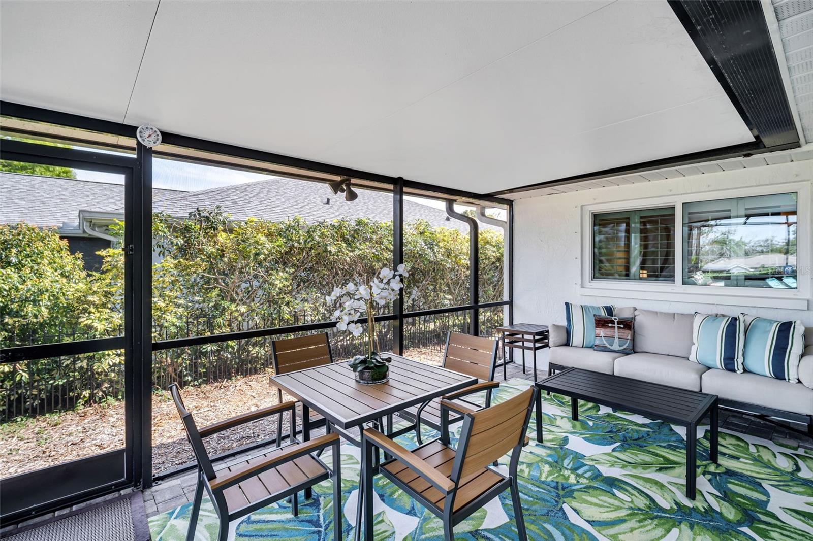 Listing photo id 15 for 1369 Gillespie Drive N