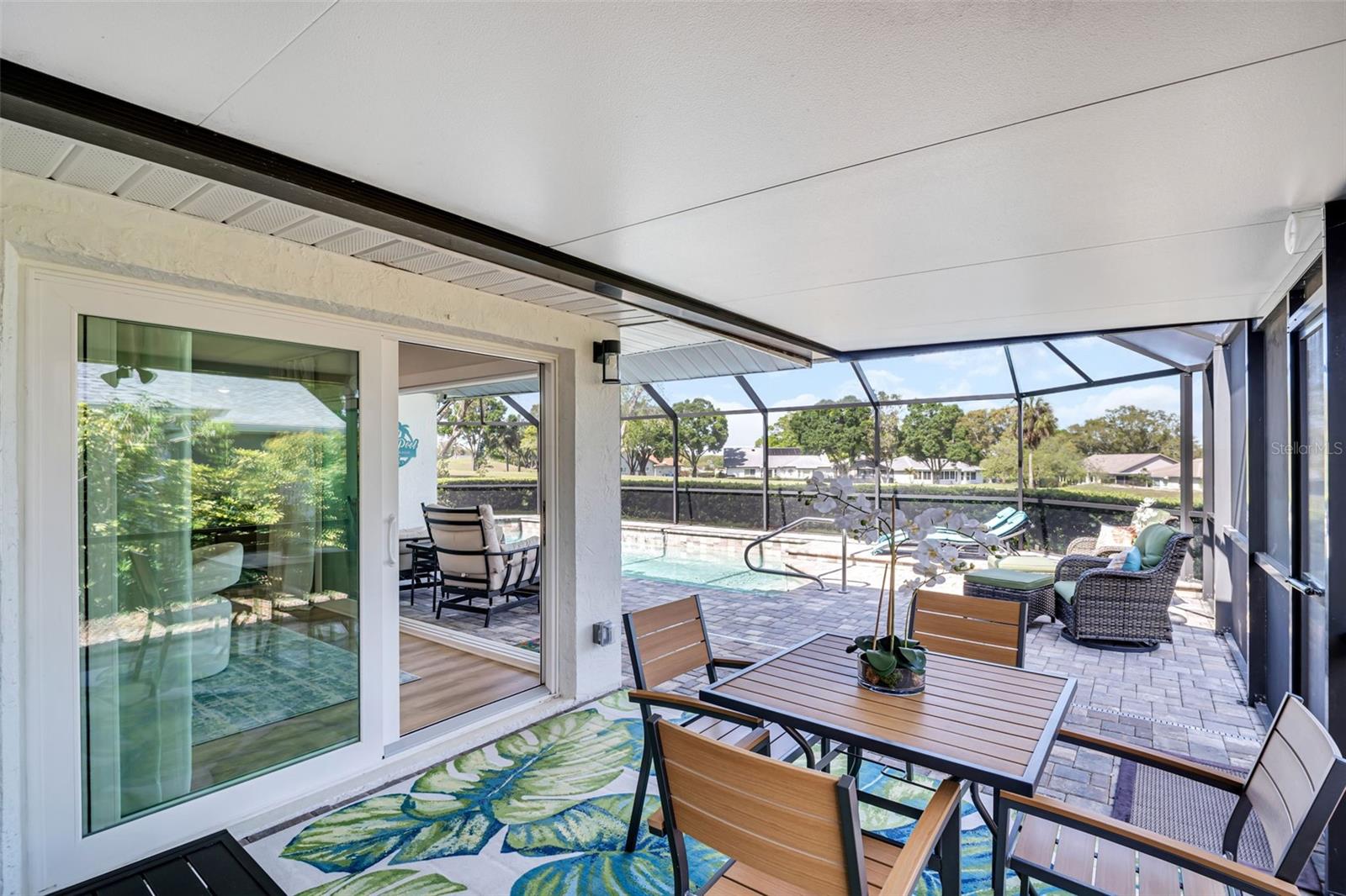 Listing photo id 16 for 1369 Gillespie Drive N