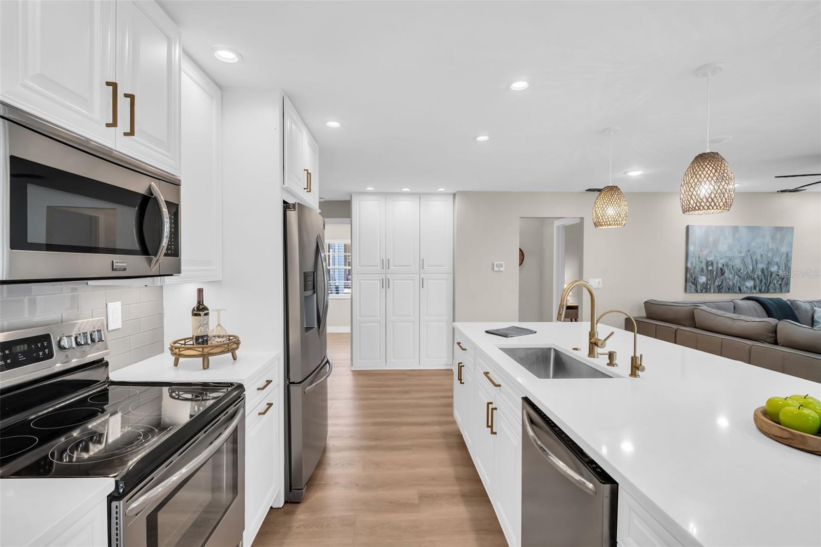 Listing photo id 21 for 1369 Gillespie Drive N