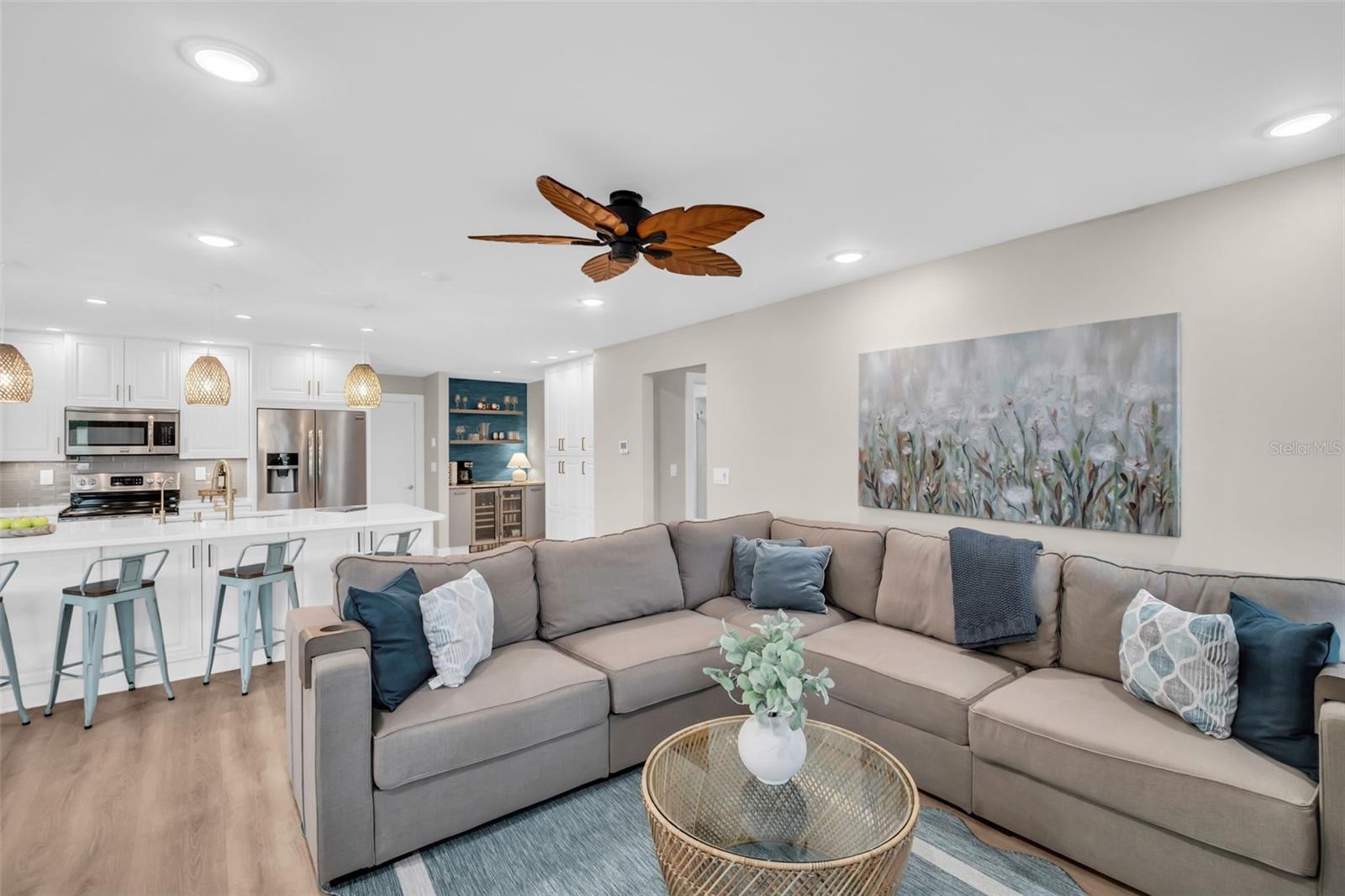 Listing photo id 27 for 1369 Gillespie Drive N