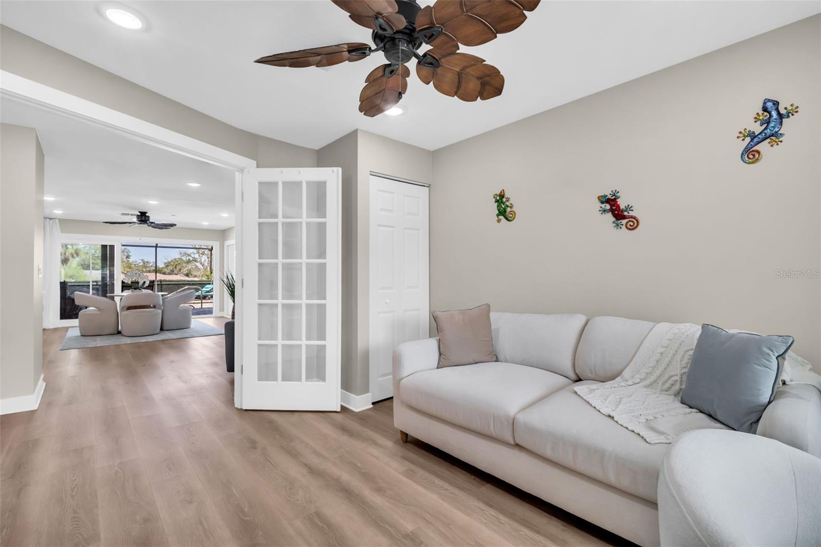 Listing photo id 33 for 1369 Gillespie Drive N