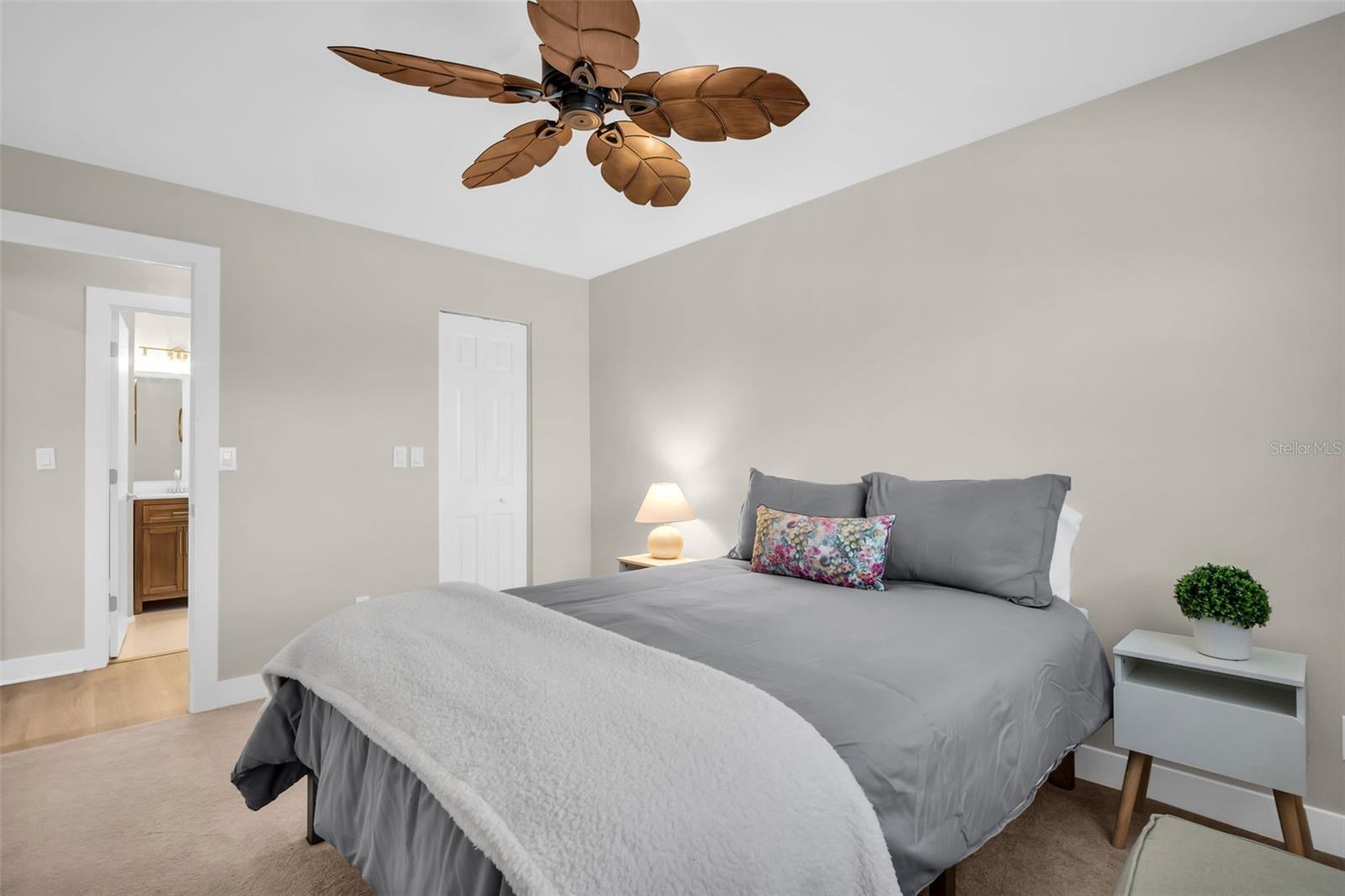 Listing photo id 40 for 1369 Gillespie Drive N