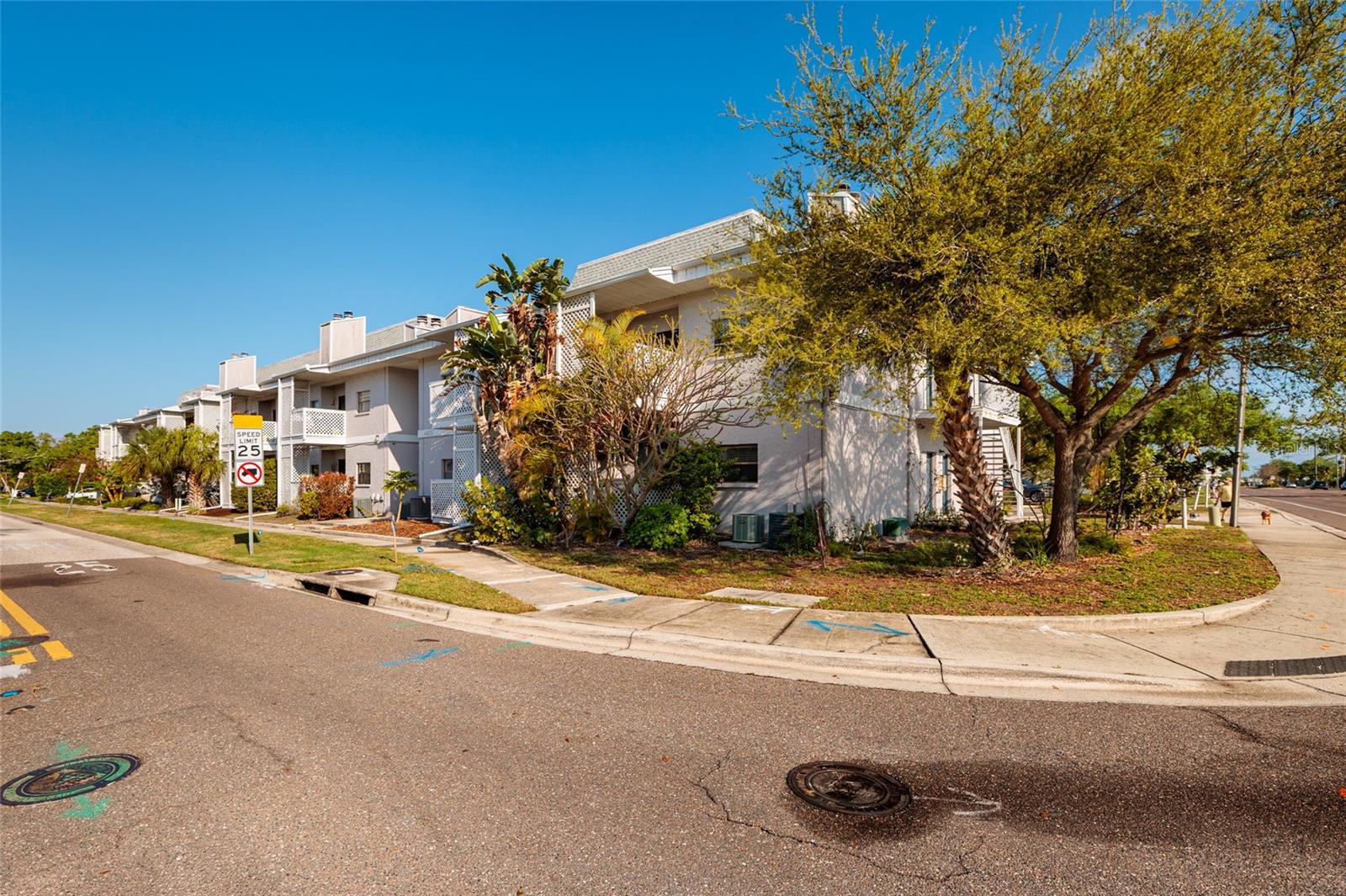 Image 25 of 27 For 4405 Fair Oaks Avenue 21