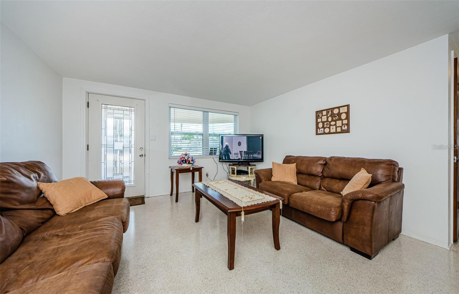 Image 3 of 35 For 1551 Derrick Street