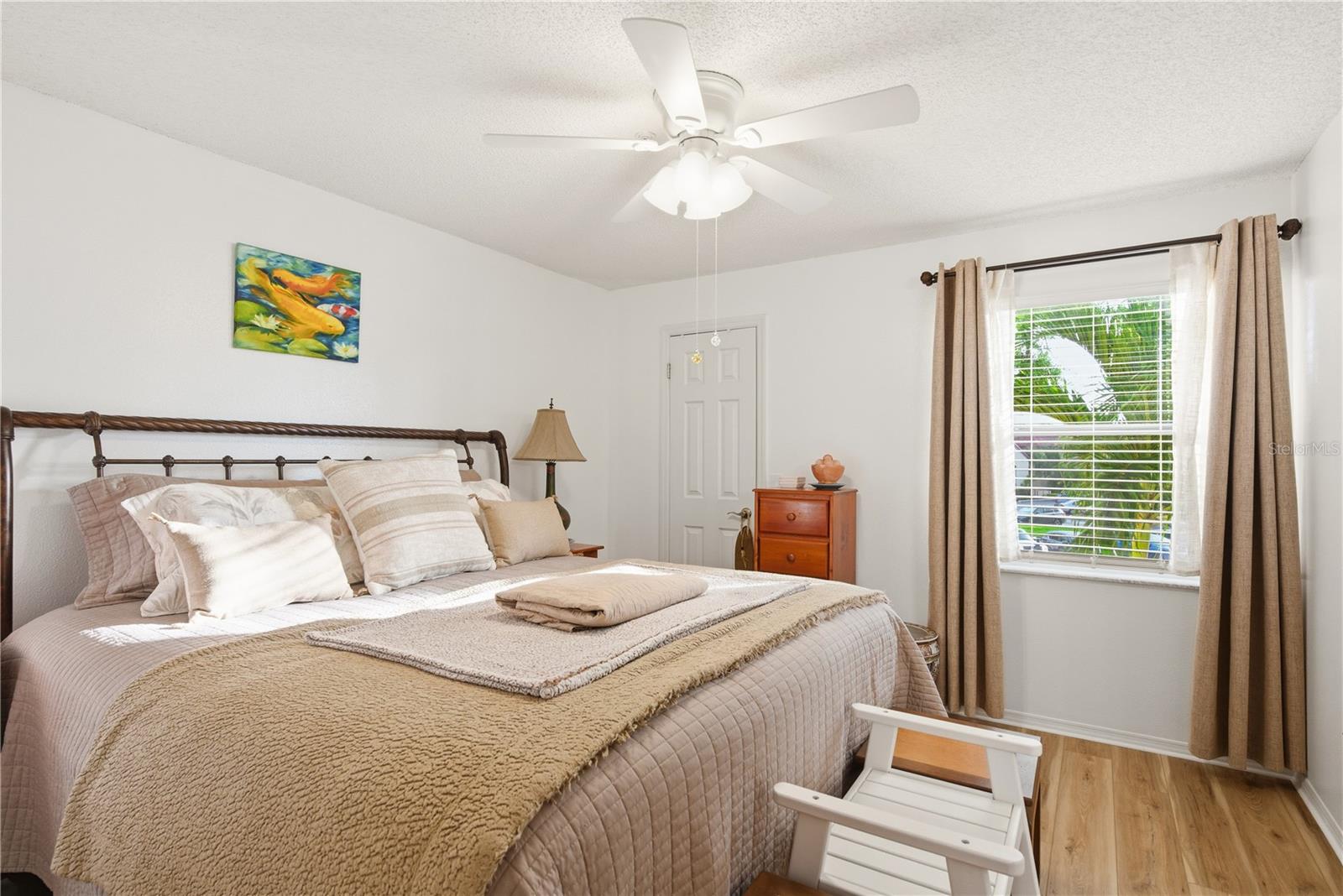 Image 17 of 38 For 2400 Feather Sound Drive 427