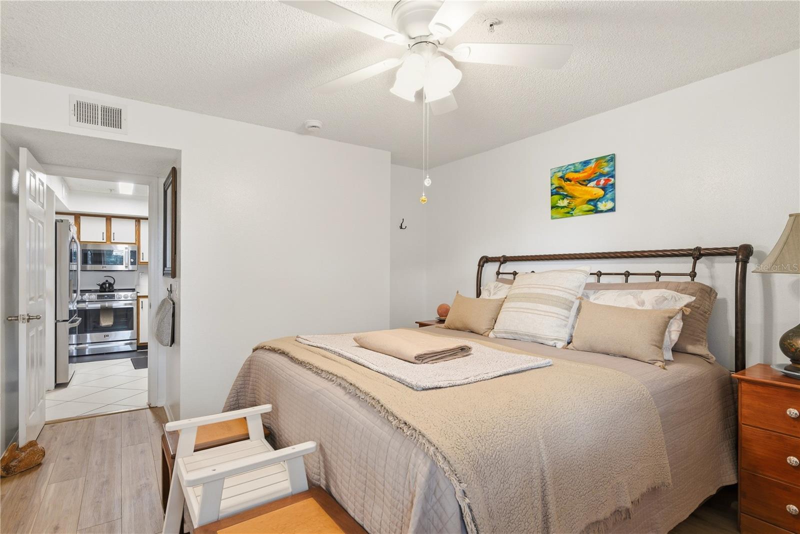 Image 18 of 38 For 2400 Feather Sound Drive 427