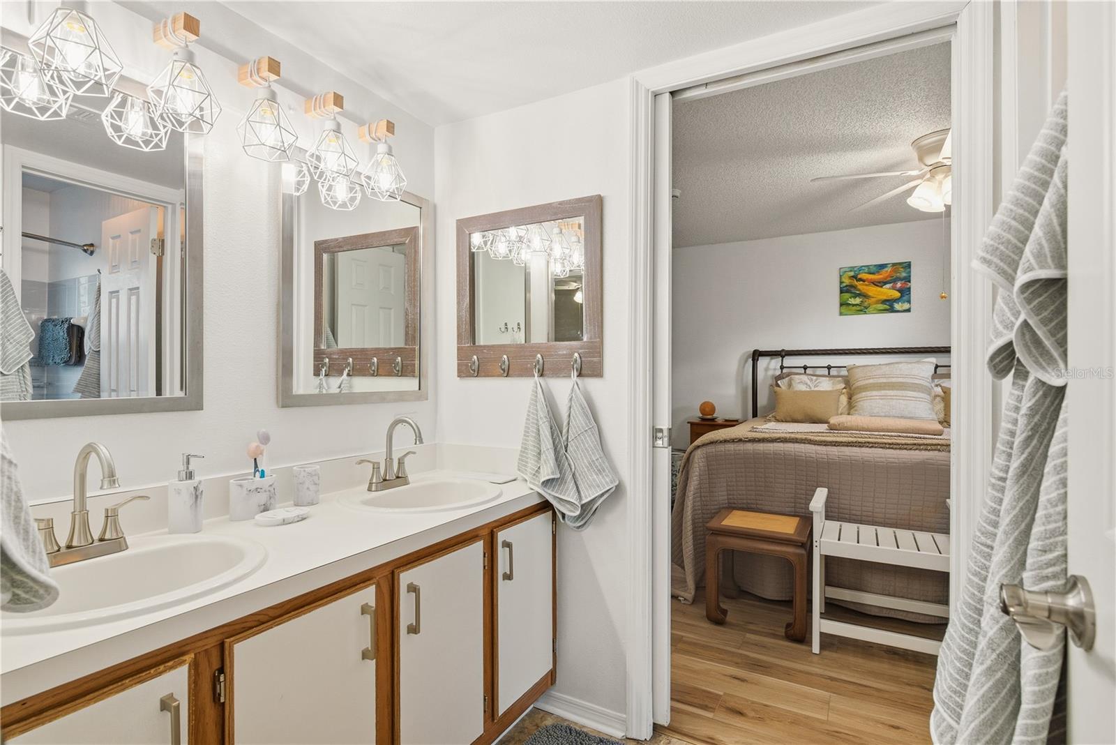 Image 21 of 38 For 2400 Feather Sound Drive 427