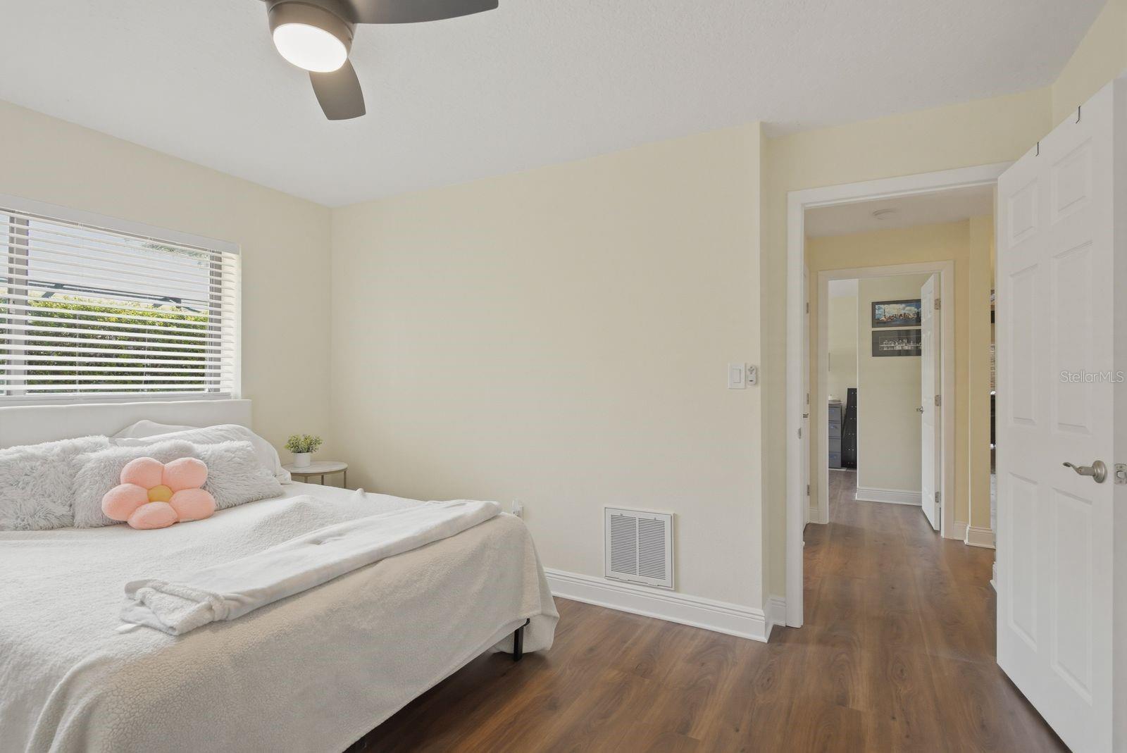 Image 23 of 43 For 3472 Shoreline Circle