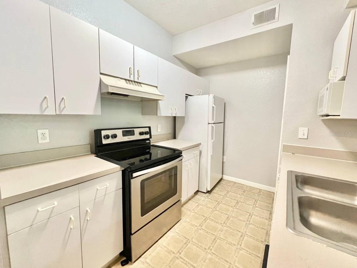 Image 9 of 30 For 17110 Carrington Park Drive 826