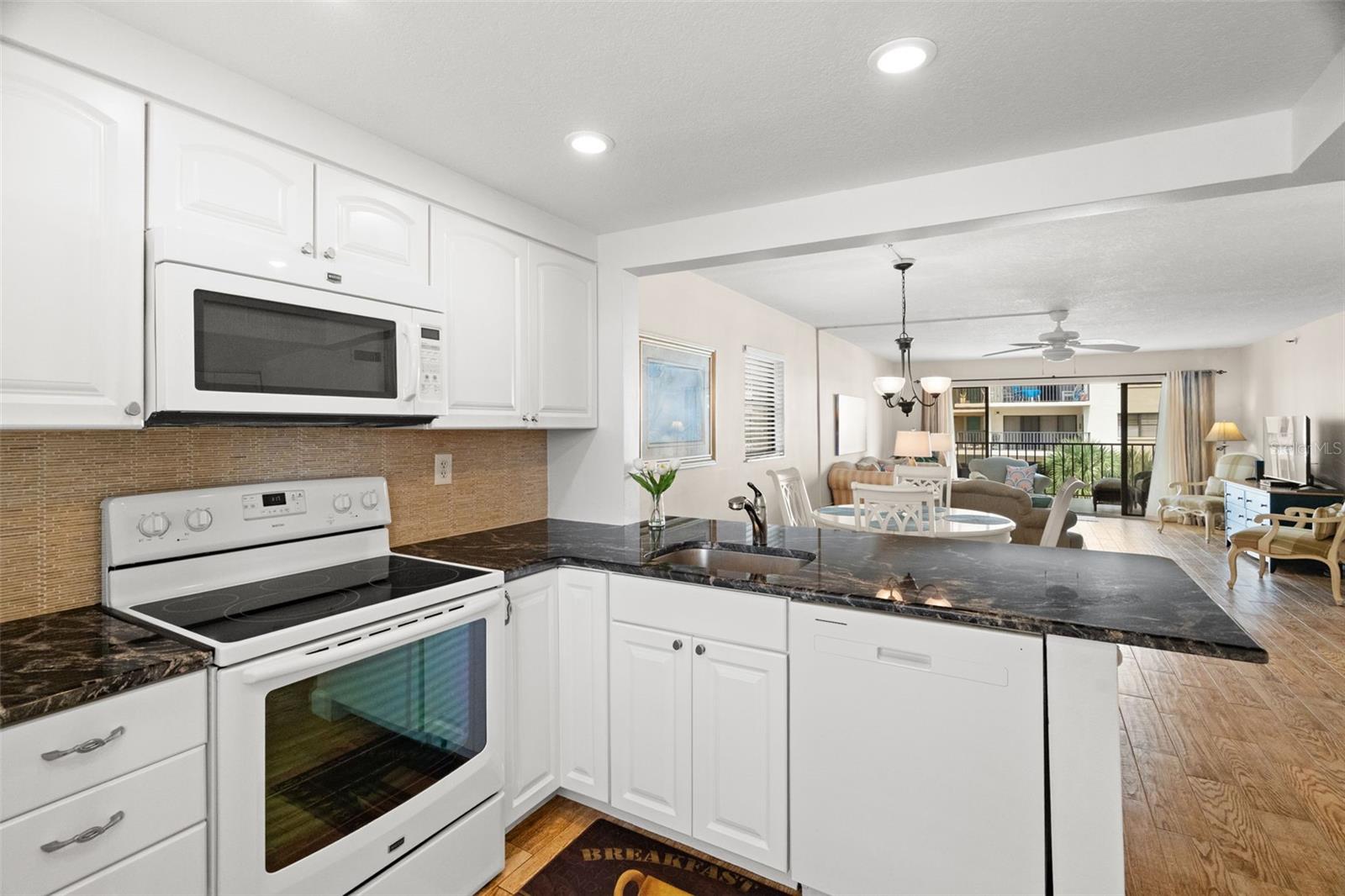 Image 27 of 54 For 19531 Gulf Boulevard 414