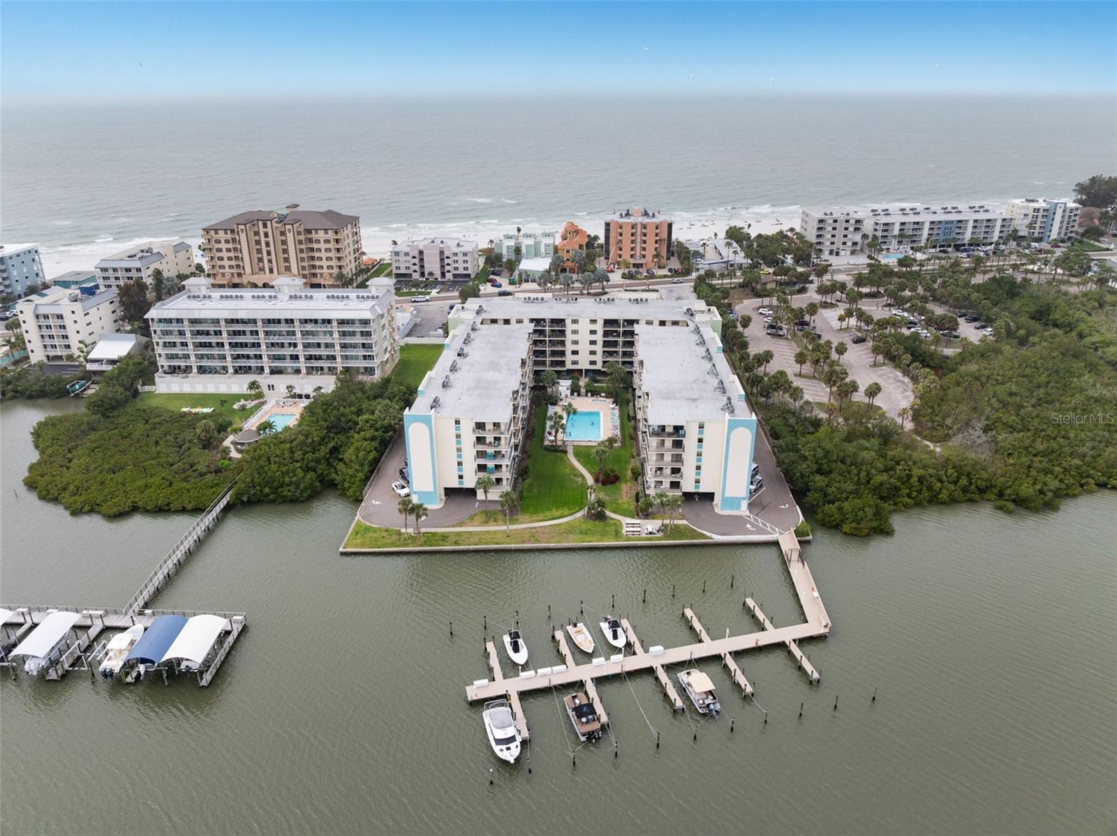 Image 7 of 54 For 19531 Gulf Boulevard 414