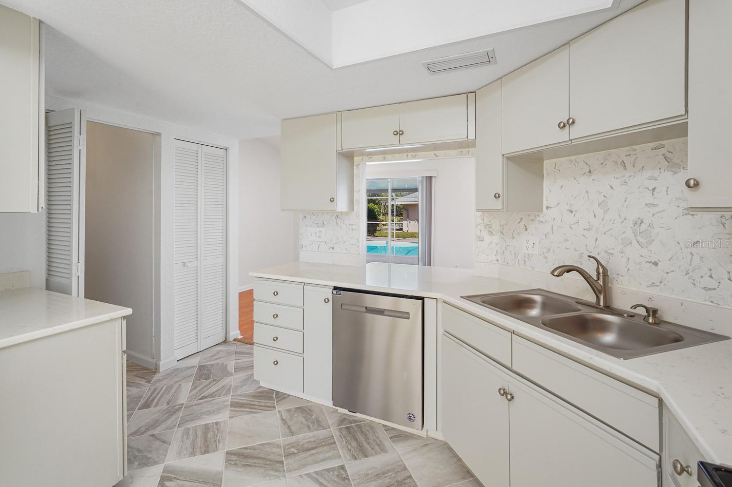 Image 17 of 69 For 3323 Meadow Run Circle