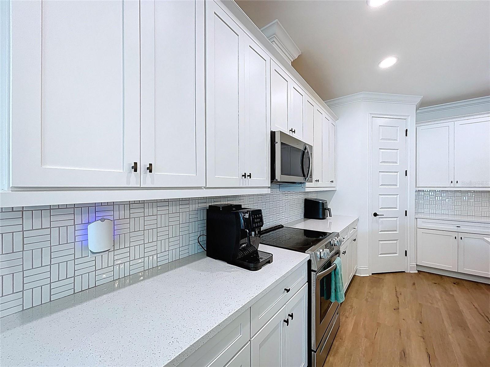 Image 15 of 27 For 929 Clearview Avenue