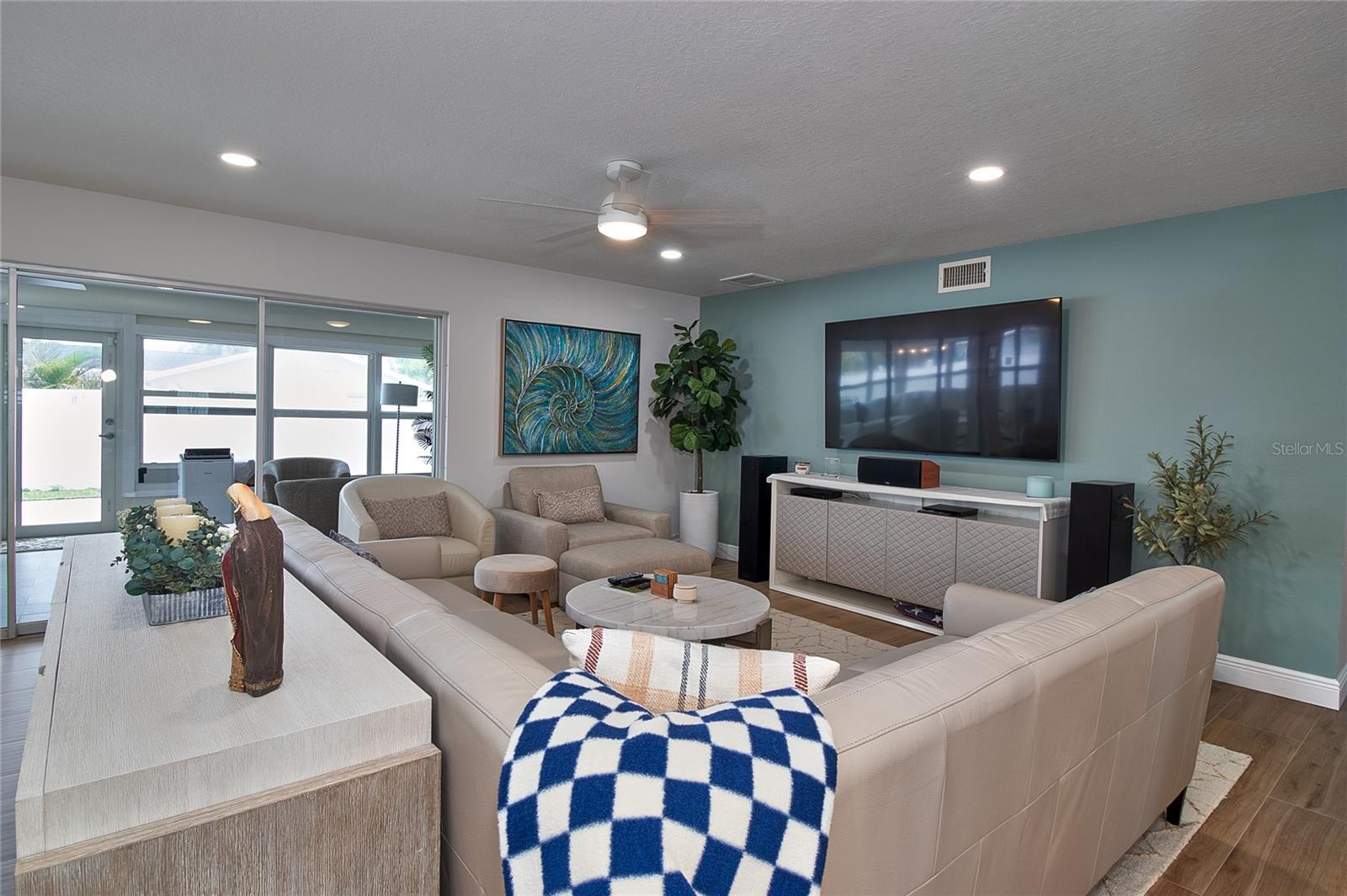 Listing photo id 9 for 4331 Harbor Hills Drive