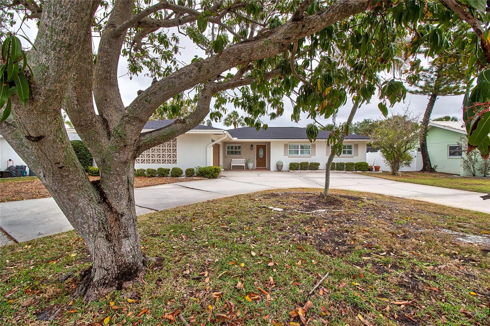 Listing photo id 0 for 4331 Harbor Hills Drive