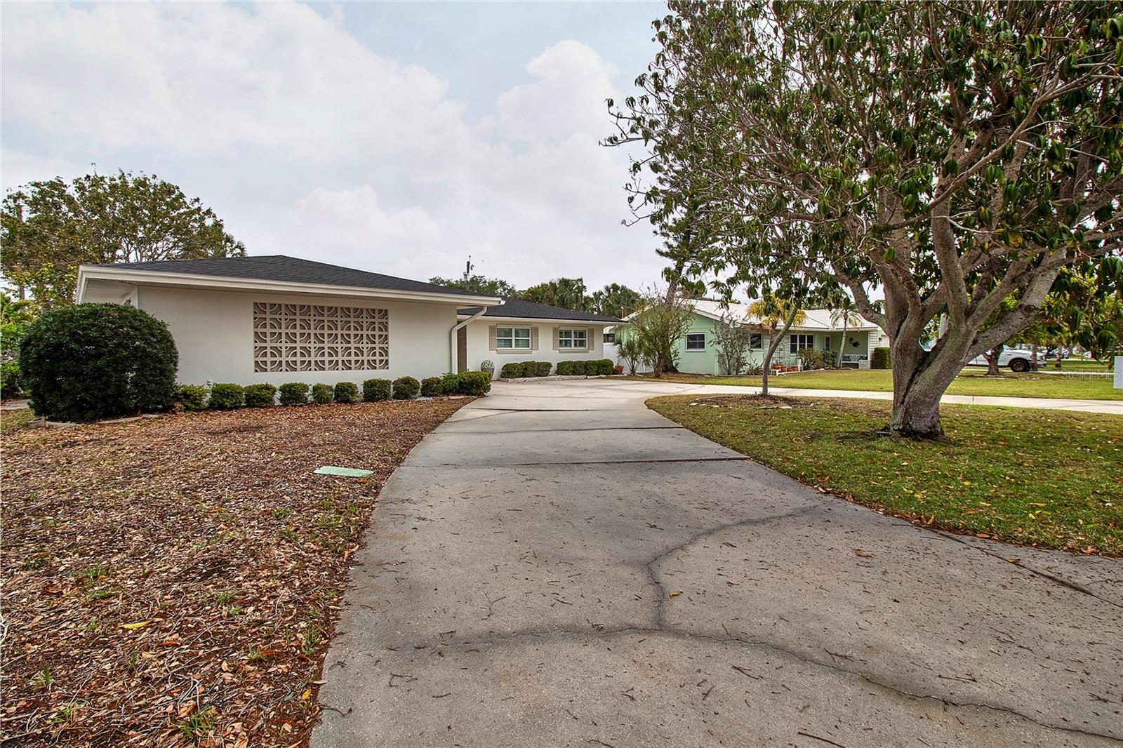Listing photo id 1 for 4331 Harbor Hills Drive