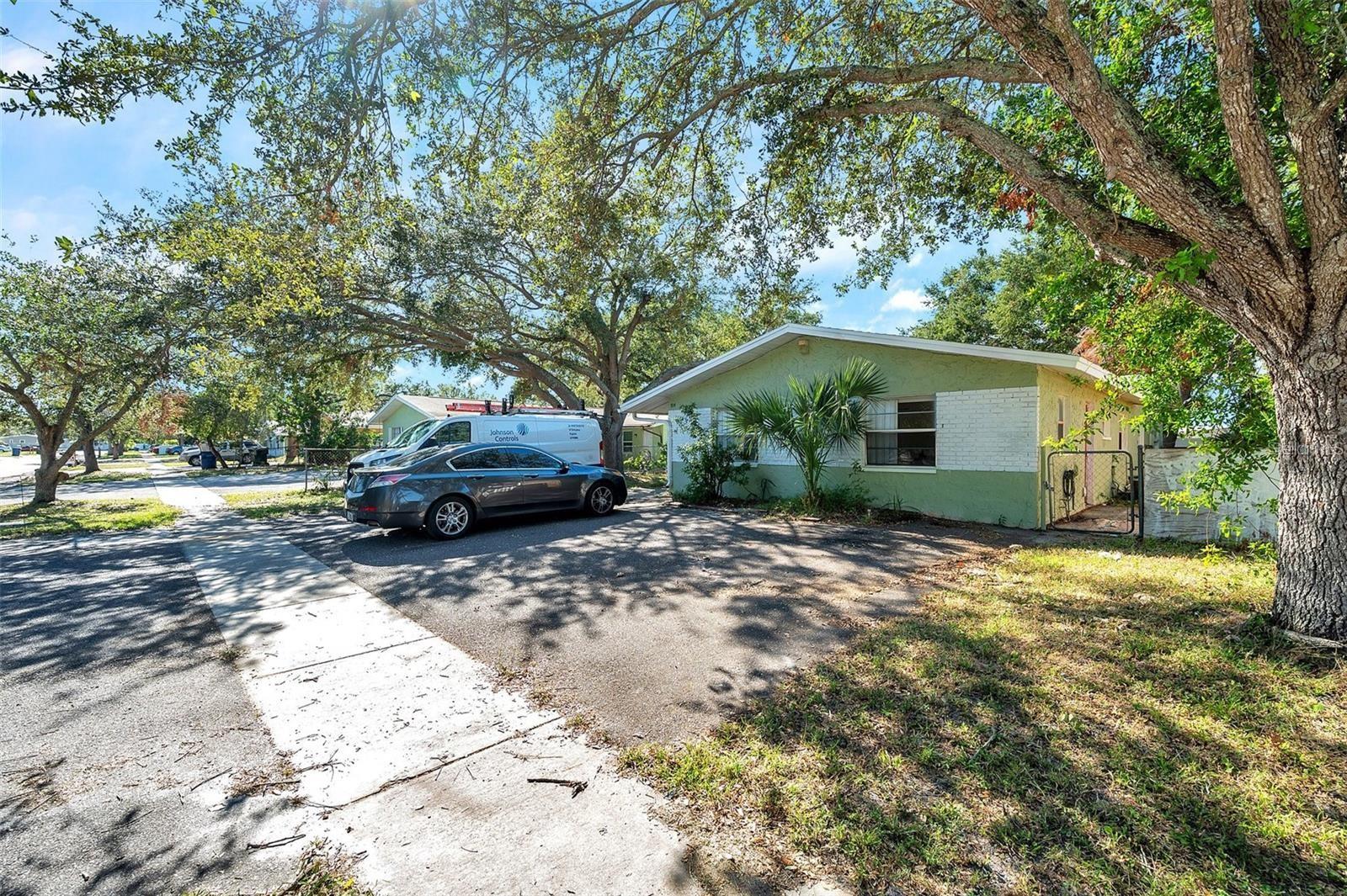 Image 4 of 26 For 914 Lake Palms Drive