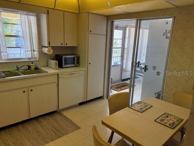 Image 3 of 13 For 4700 Cove Circle 203