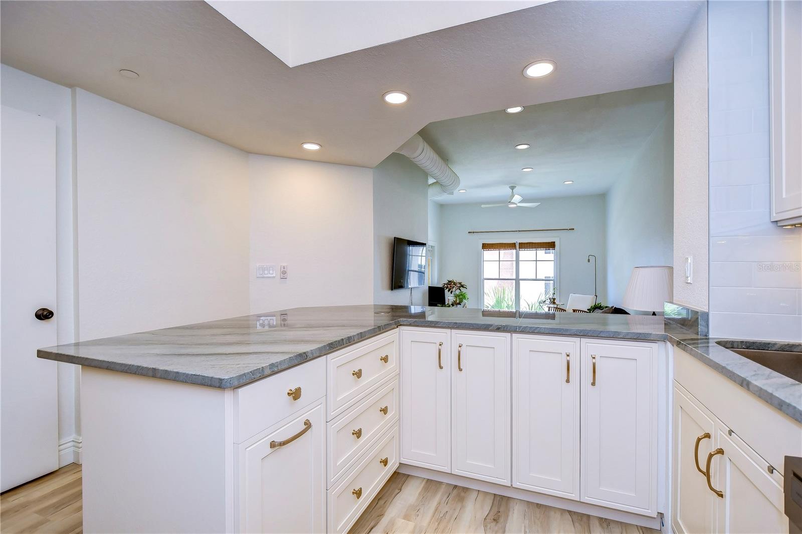 Image 10 of 32 For 2410 Azeele Street 234