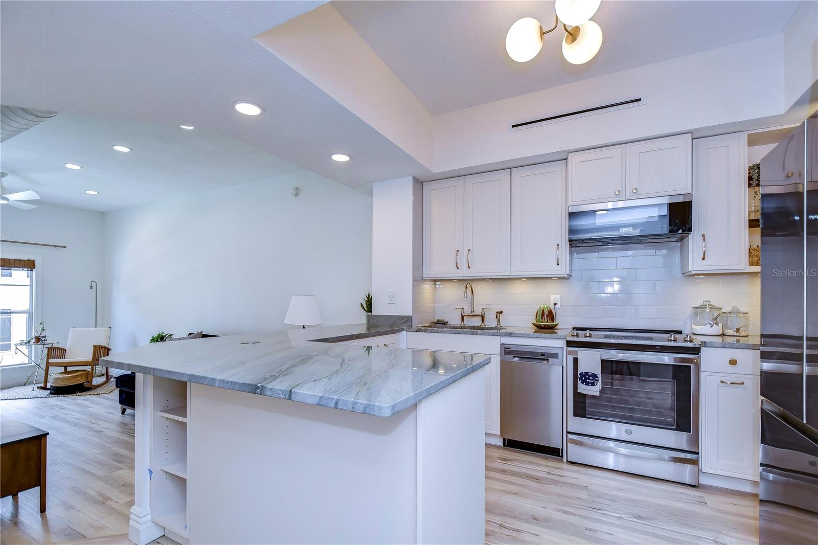 Image 11 of 32 For 2410 Azeele Street 234