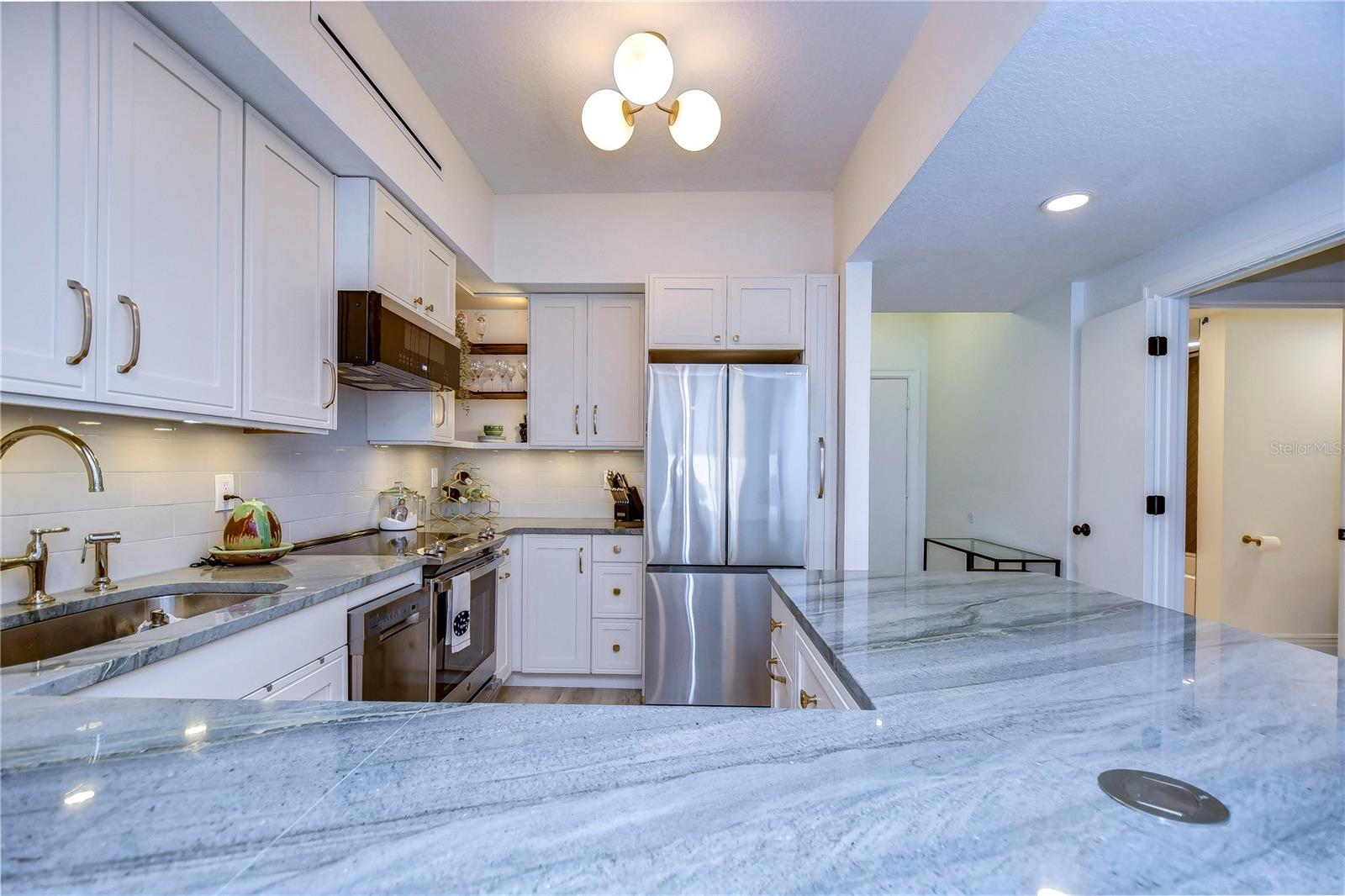 Image 12 of 32 For 2410 Azeele Street 234