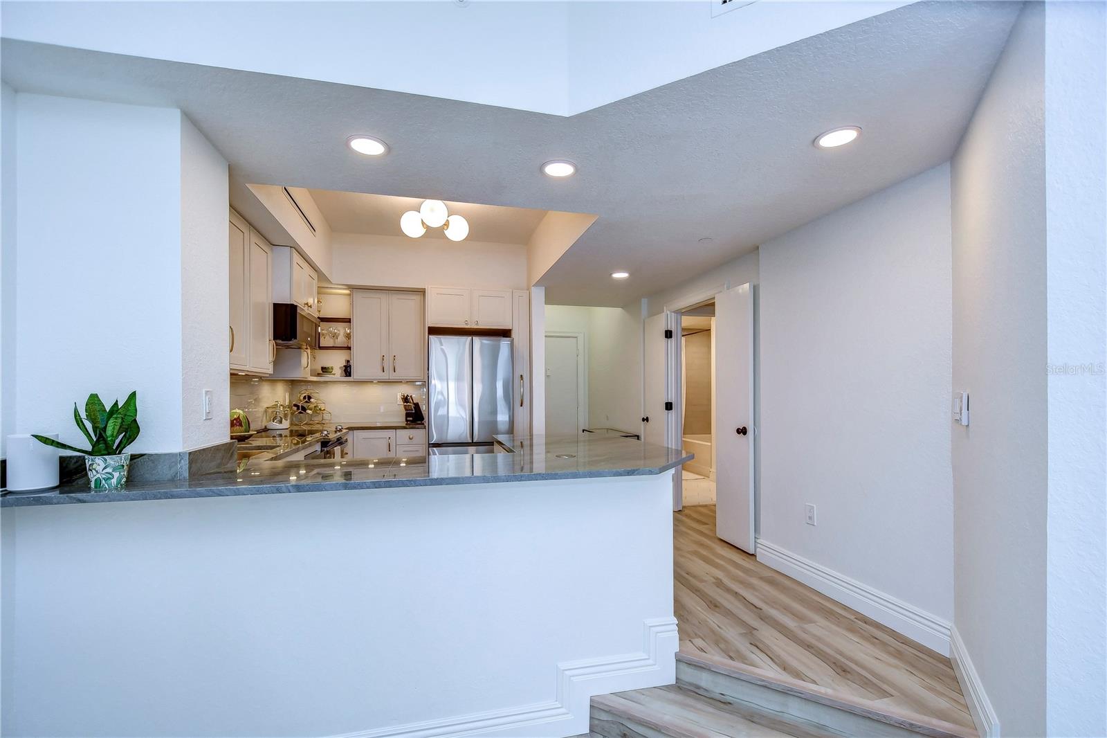 Image 13 of 32 For 2410 Azeele Street 234