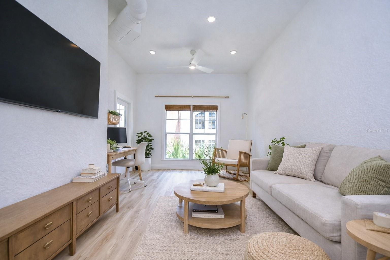 Image 15 of 32 For 2410 Azeele Street 234