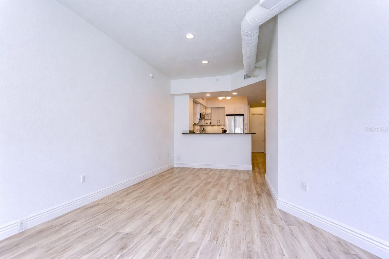 Image 17 of 32 For 2410 Azeele Street 234