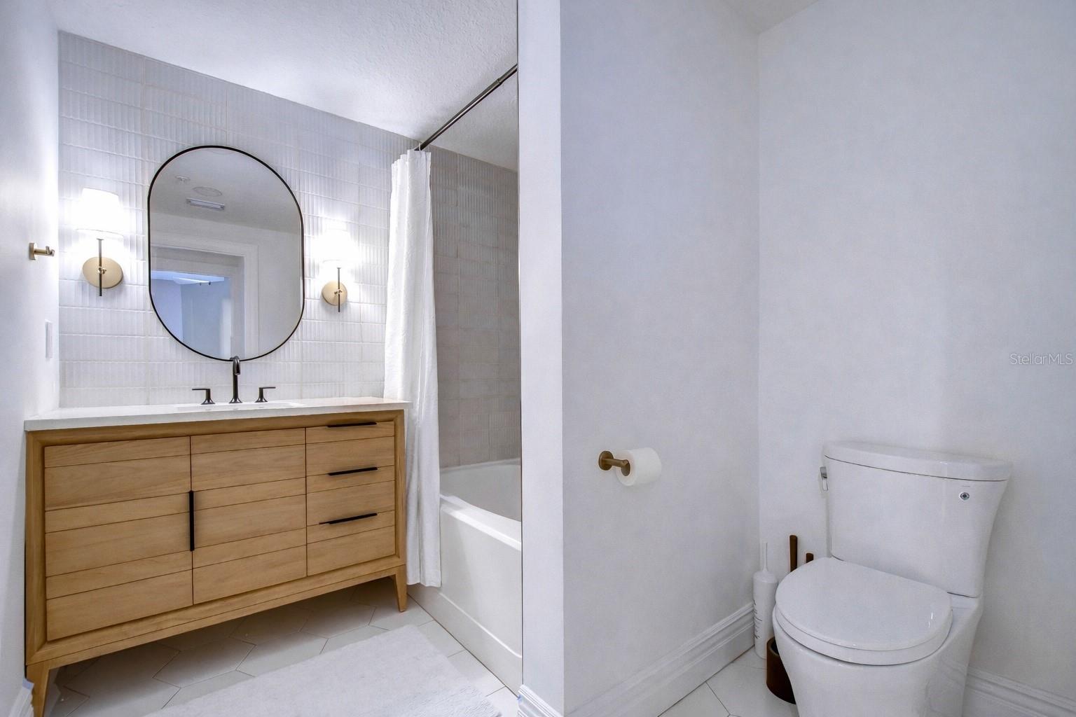 Image 19 of 32 For 2410 Azeele Street 234