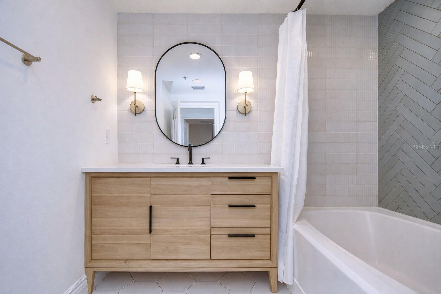 Image 20 of 32 For 2410 Azeele Street 234