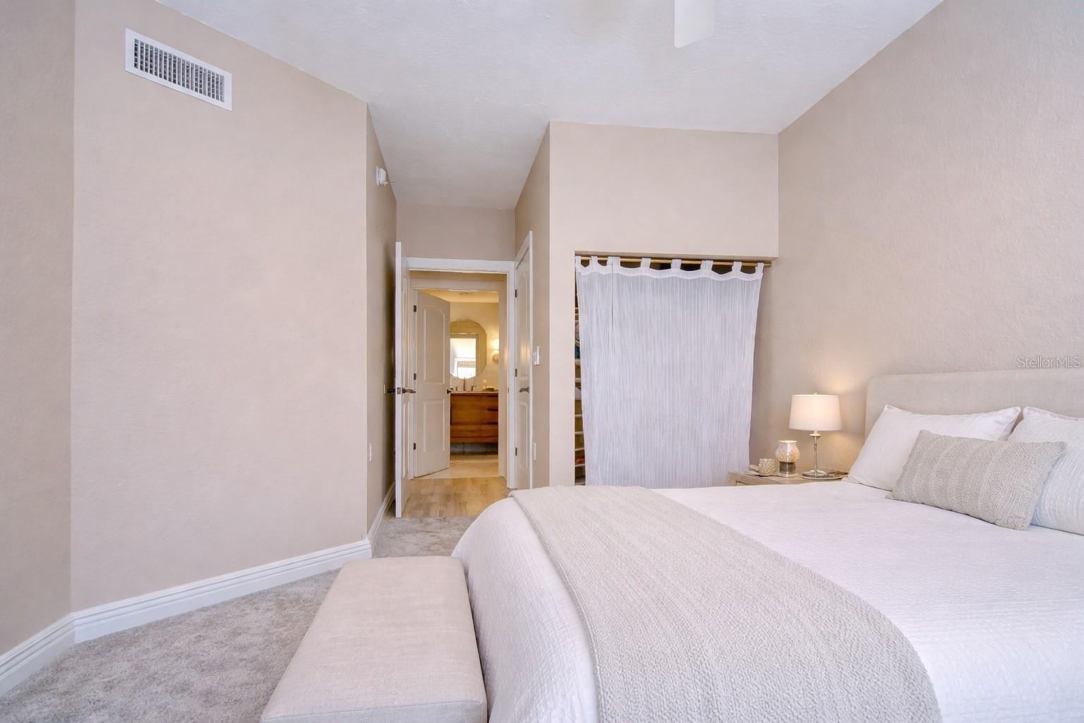 Image 22 of 32 For 2410 Azeele Street 234