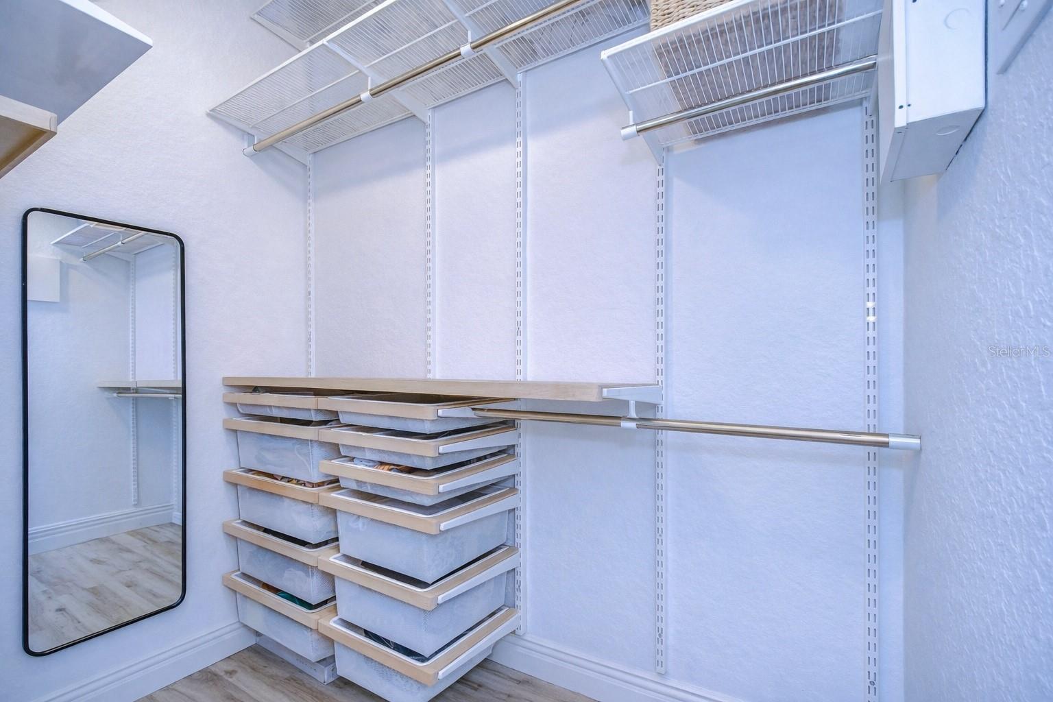 Image 23 of 32 For 2410 Azeele Street 234