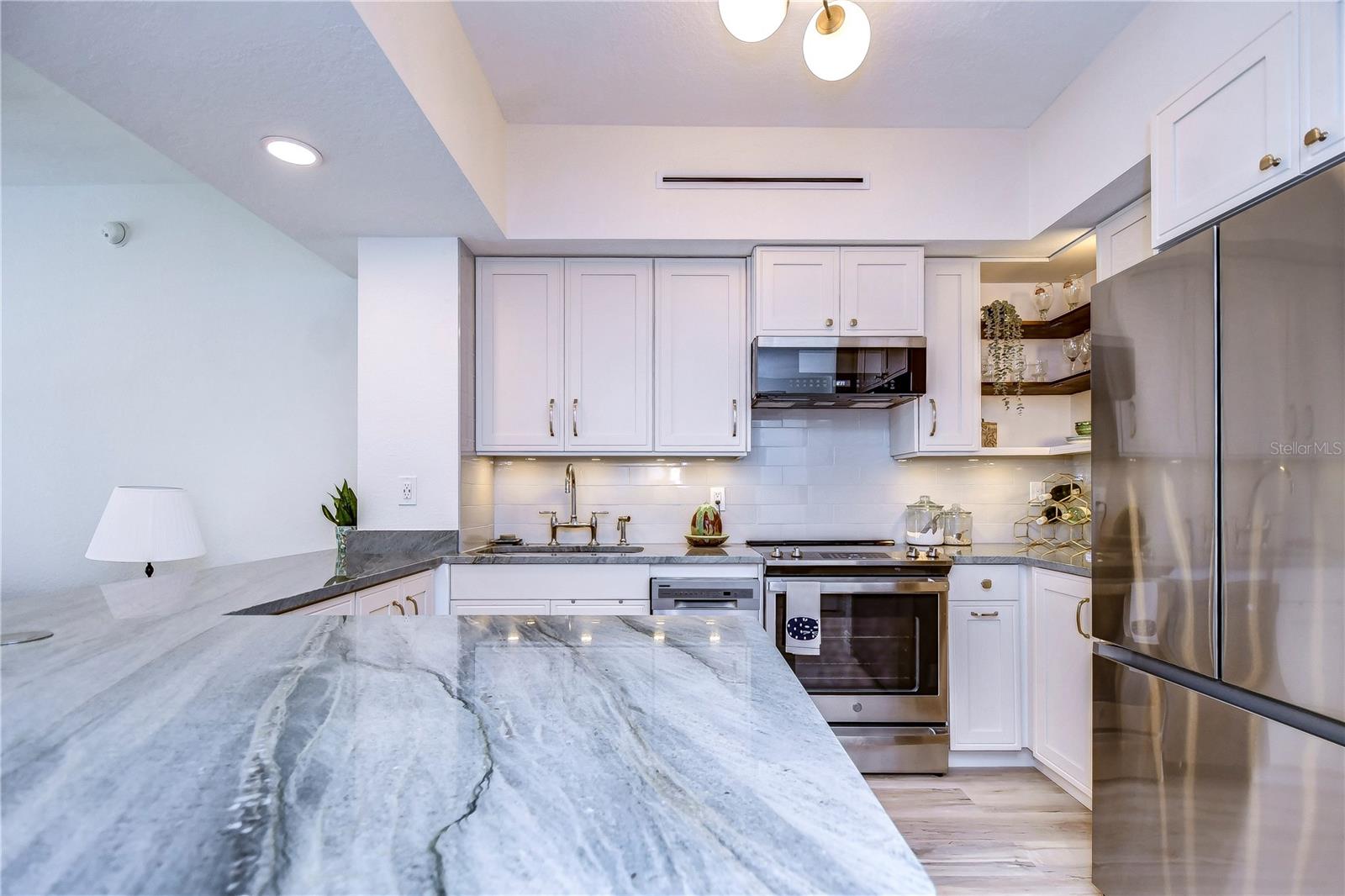 Image 8 of 32 For 2410 Azeele Street 234