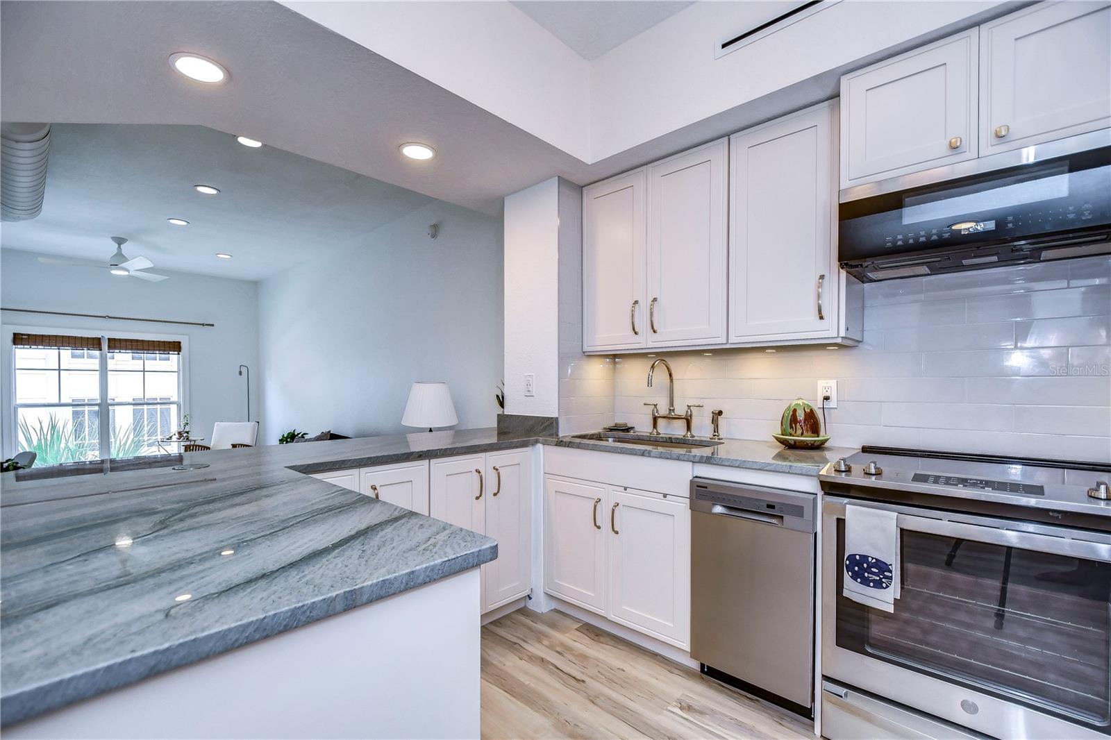 Image 9 of 32 For 2410 Azeele Street 234