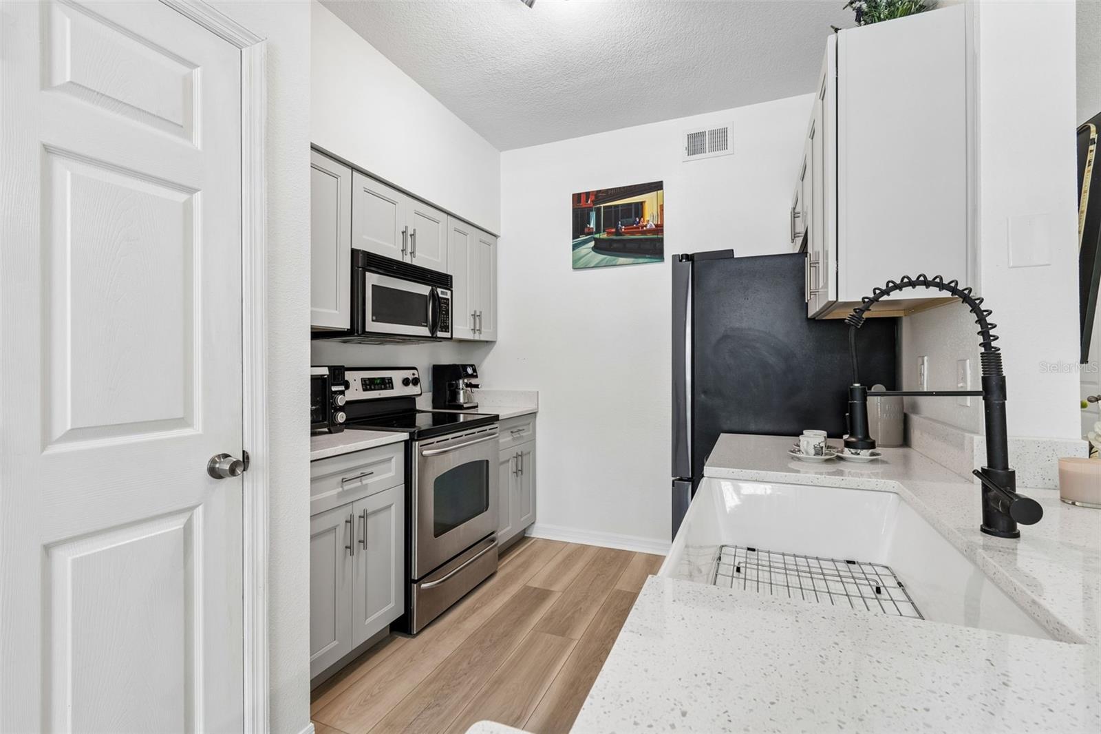 Listing photo id 10 for 1910 Palm Avenue 9101