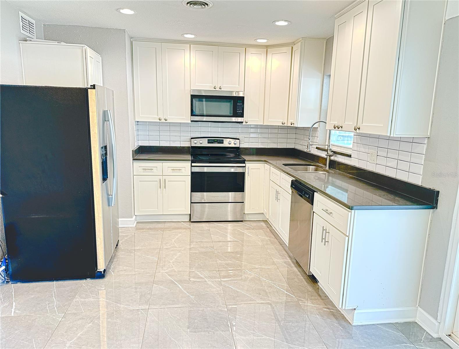 Image 6 of 28 For 9 Aurora Avenue